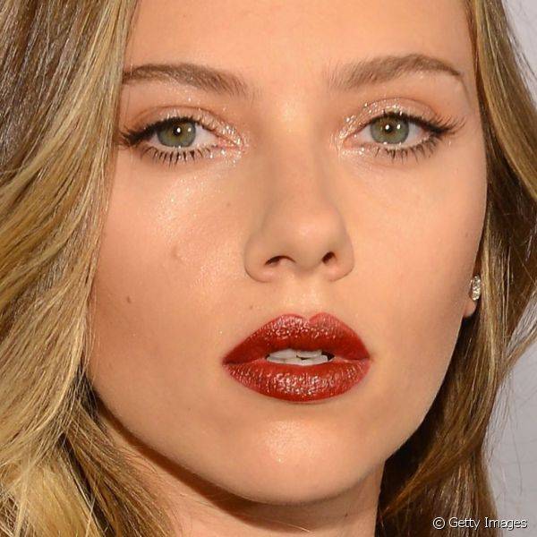 Para o Tony Awards de 2013, a atriz optou por lábios vermelhos com gloss e olhos com glitter